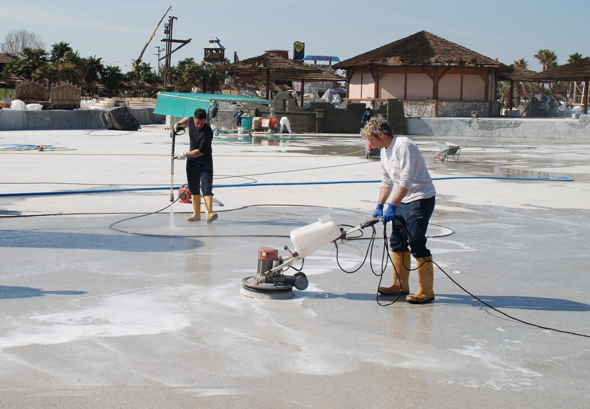 Ecobeton Degreaser usato per pulire il pavimento di una grande piscina