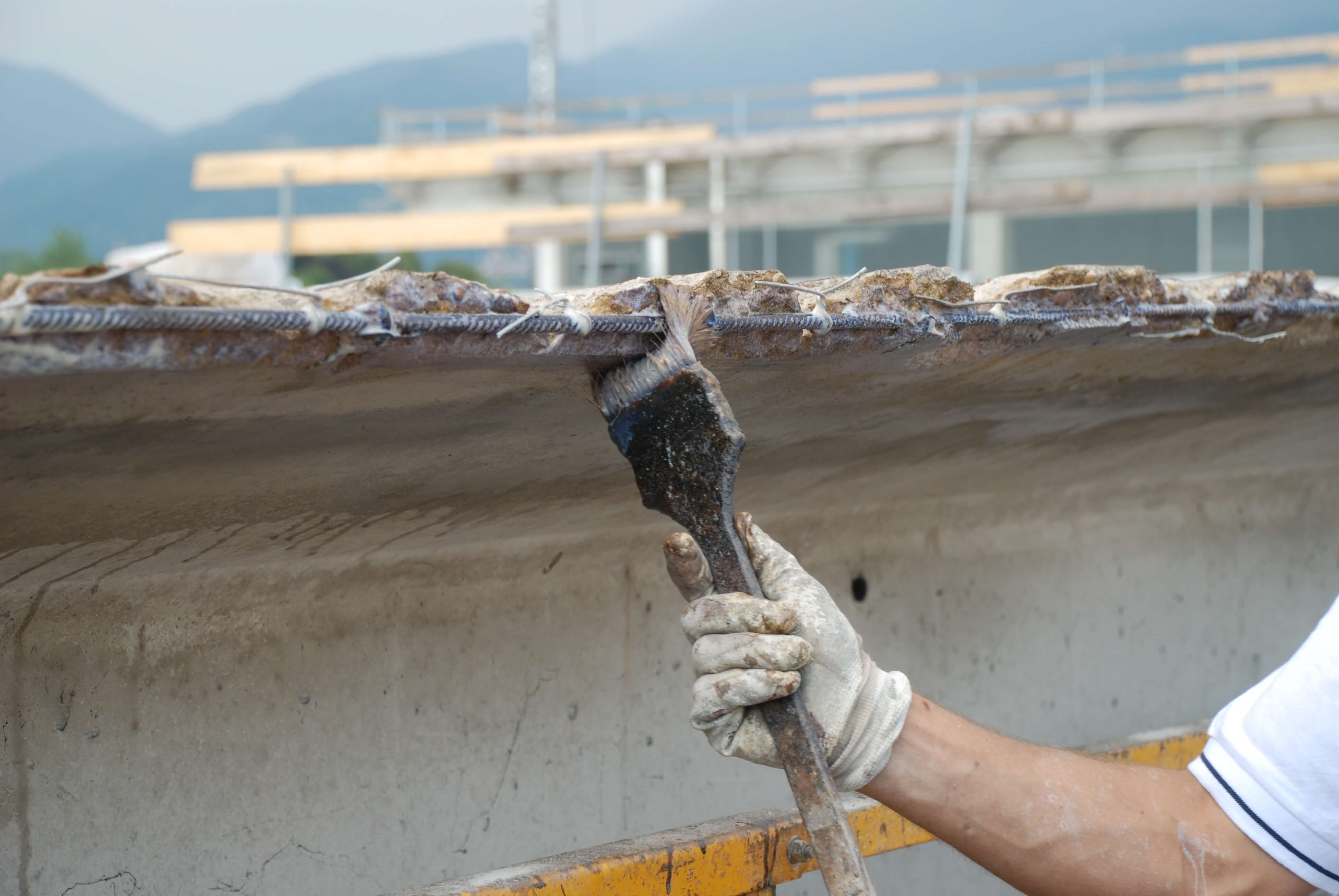 Ecobeton Rust Buster Gel usato su dei ferri d'armatura di un ponte