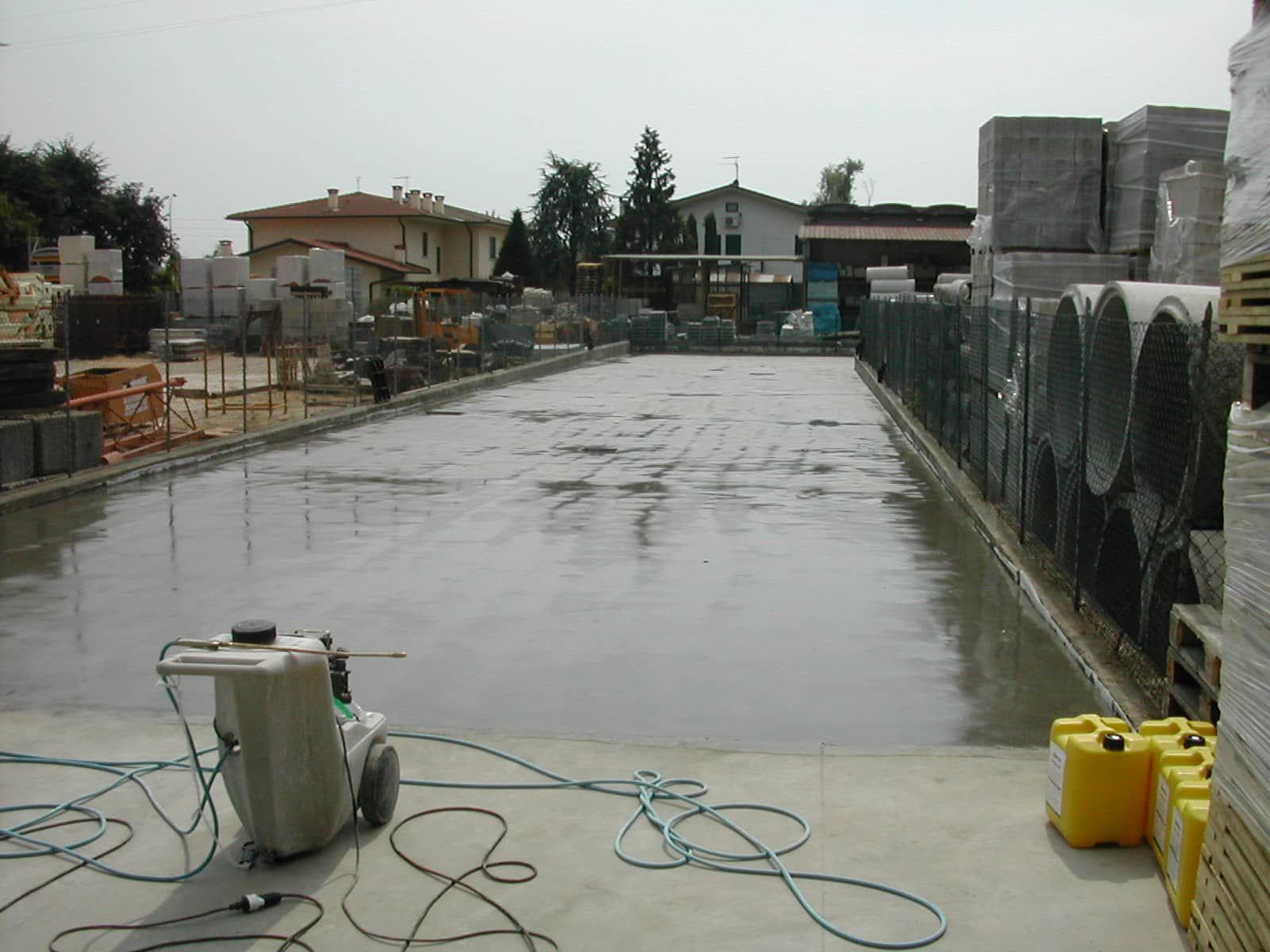 Ecobeton - Pavimentazione esterna della Dal Zotto Spa, trattata con Evercrete Pavishield®.