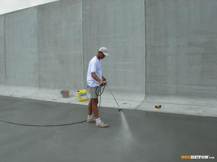 Applicazione di Evercrete Vetrofluid su una trincea per insilati