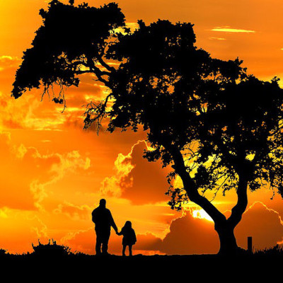 Padre con figlia al tramonto