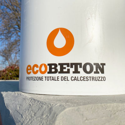 Immagine del logo Ecobeton stampato su un secchio