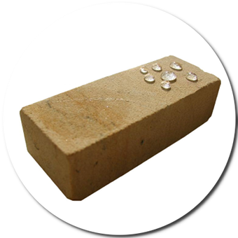 Grazie all'effetto idrorepellente di Brickcover, le gocce d'acqua non riescono a bagnare la superficie del mattone.
