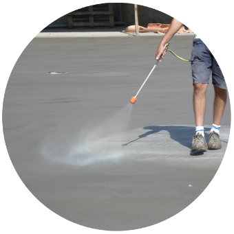 Applicazione a spruzzo di Evercrete Pavishield su pavimentazioni esterne in calcestruzzo.