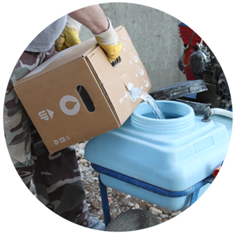 Evercrete Pavishield viene versato dalla pratica scatola di cartone Ecobox nella pompa a spruzzo