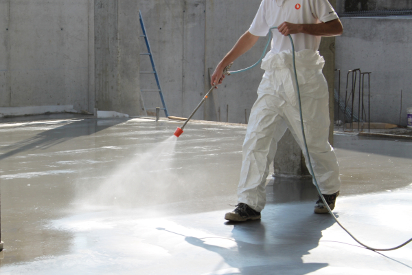 Applicazione a spruzzo del trattamento Evercrete Pavishield come agente indurente su una pavimentazione in calcestruzzo fresco.