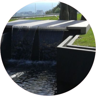 Una piscina in stile moderno con cascata, rivestita senza soluzione di continuità con Poseidone.