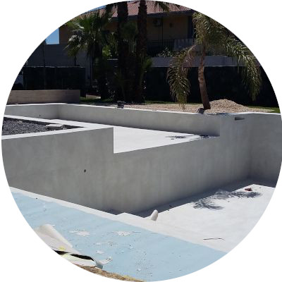 Piscina vuota rivestita con Poseidone