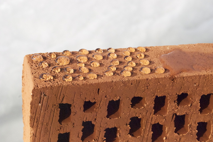 Sulla superficie del mattone trattato con BrickCover rimangono delle gocce d'acqua.