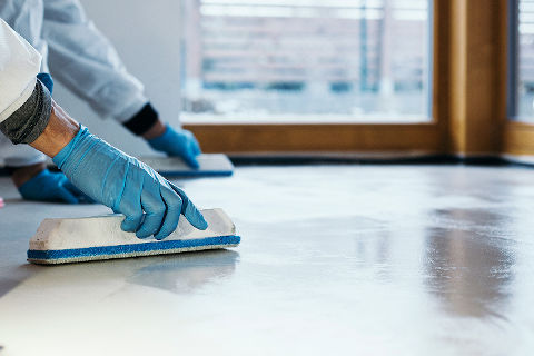 Cerbero Sealer applicato sul pavimento con uno speciale strumento in microfibra