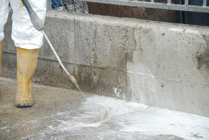 Pulizia di un pavimento in calcestruzzo con acqua pressurizzata