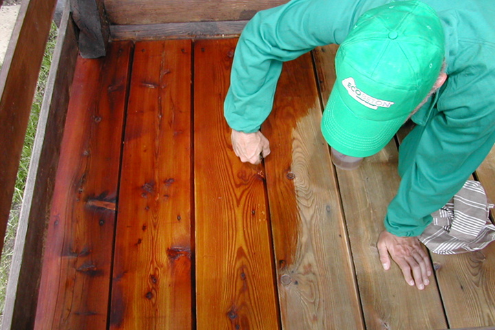 Everwood viene applicato a pennello su un patio di legno all'esterno