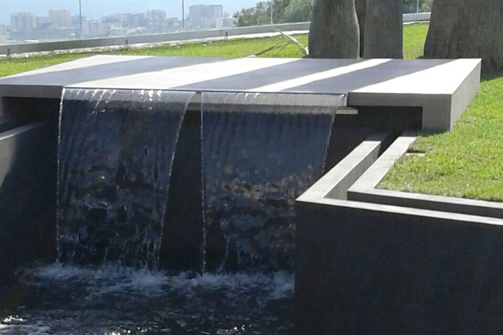 Cascata artificiale in una piscina rivestita di Poseidone