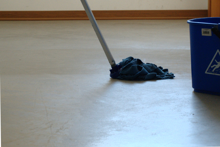 Lavaggio di un pavimento in microcemento con sapone naturale Steinfix60.