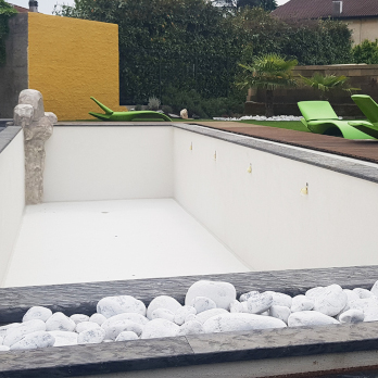 Piscina rivestita con microcemento bianco Poseidone.