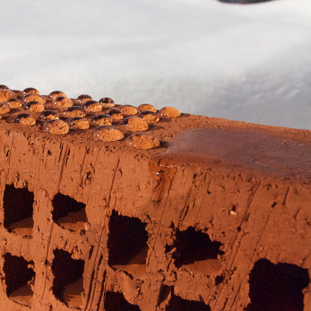 Effetto idrorepellente di Brickcover applicato a un mattone