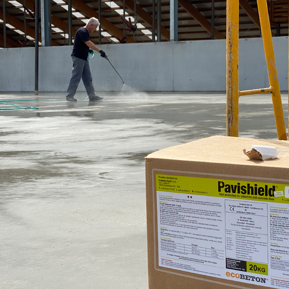 Evercrete Pavishield viene spruzzato per proteggere il pavimento in cemento di una stalla.