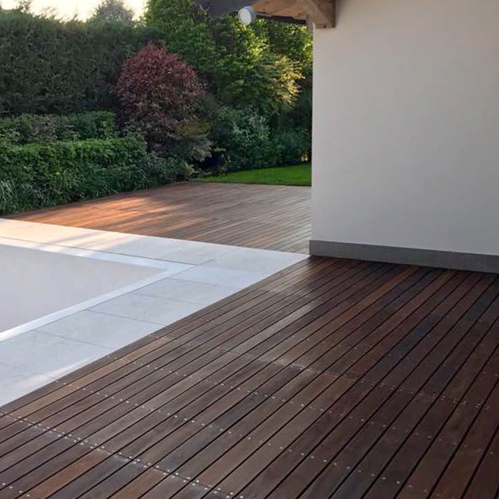 Pavimentazione in legno del bordo piscina trattata con Everwood Eco Sealer