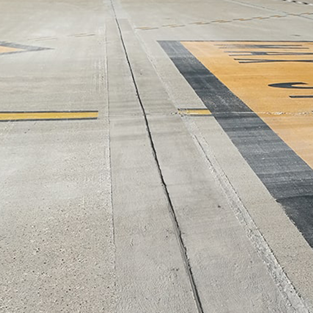 Giunto di una pavimentazione in calcestruzzo di un aeroporto ricostruito con Crono