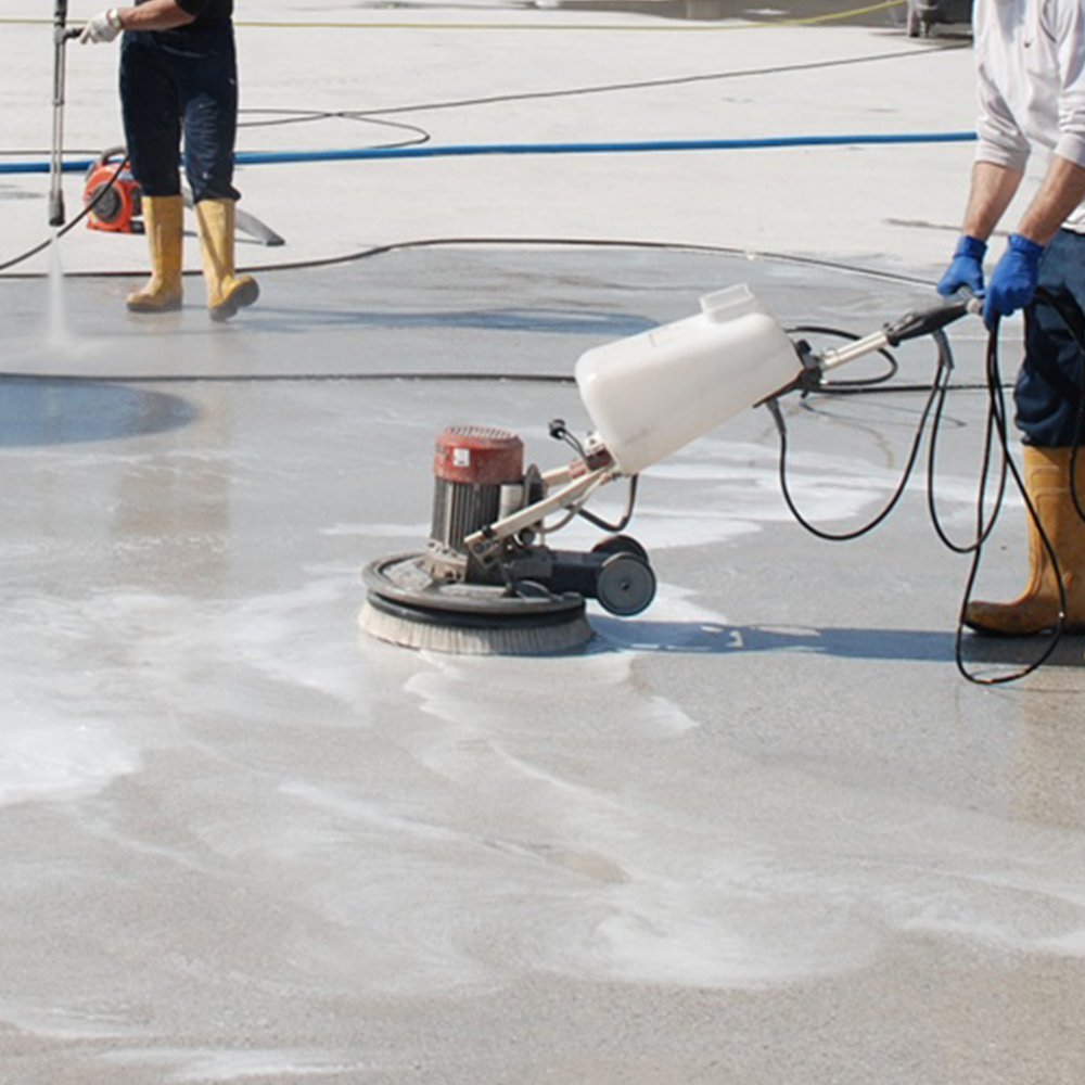 Sgrassatura e decontaminazione di un pavimento in cemento con Degreaser e macchina lavapavimenti