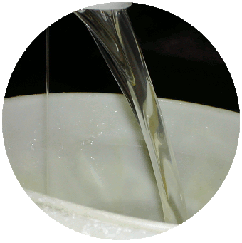 Waterglass mentre si versa nel secchio