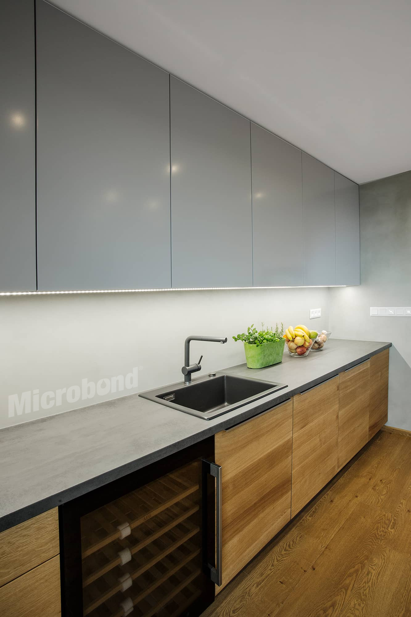 Rivestimento paraschizzi della cucina decorato con Microbond in una cucina moderna