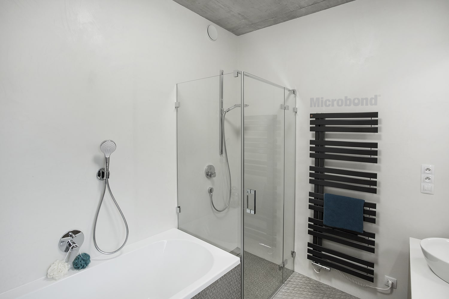 Ampio bagno bianco con pareti in Microbond