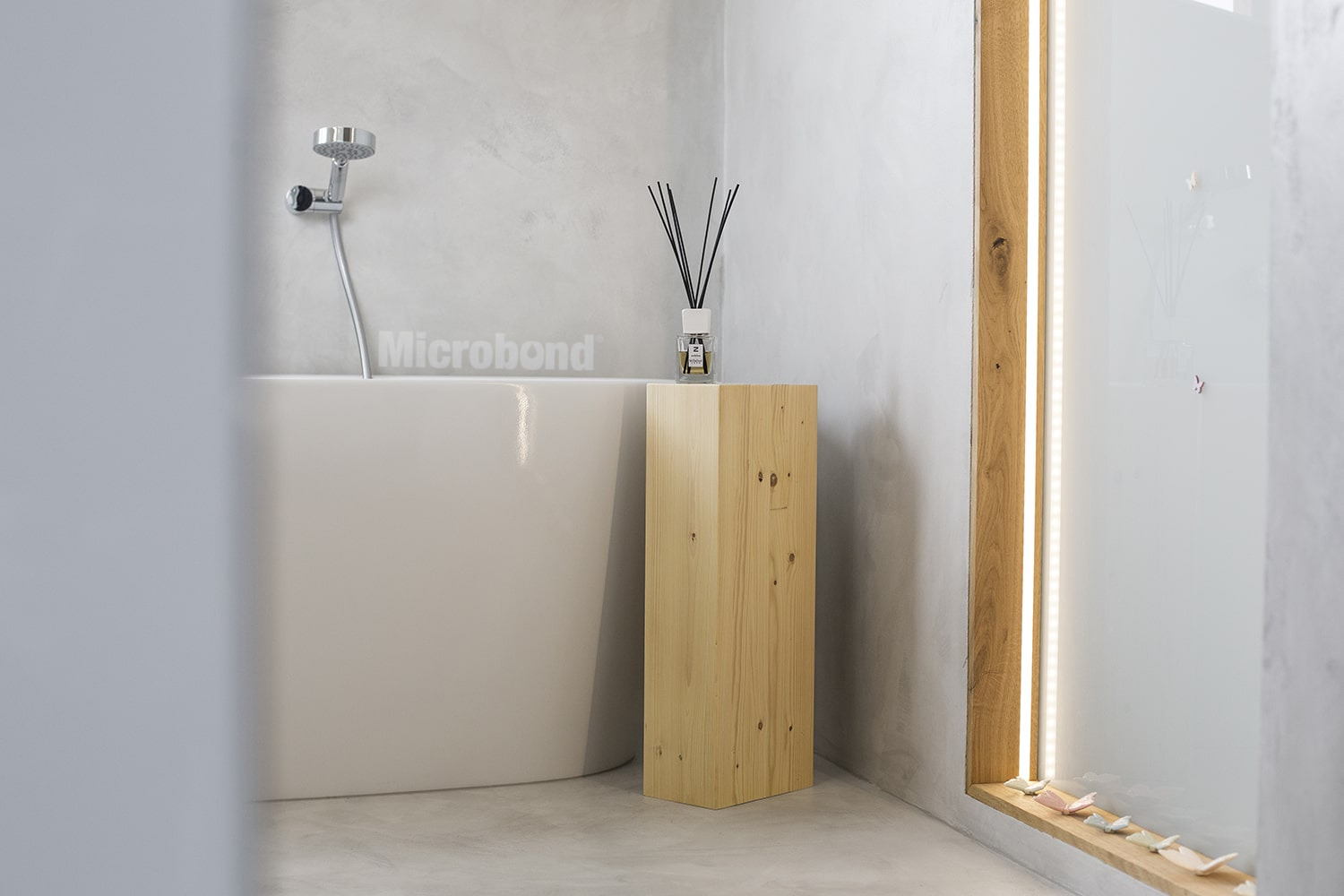 Splendido bagno rivestito con microcemento Microbond dall'effetto delicato e texturizzato.