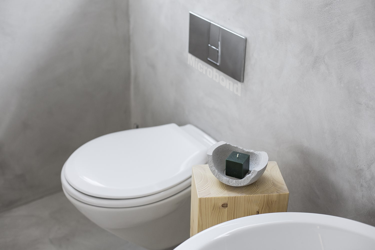Pareti e pavimento del bagno rivestiti con malta decorativa Microbond dall'effetto delicato e strutturato.