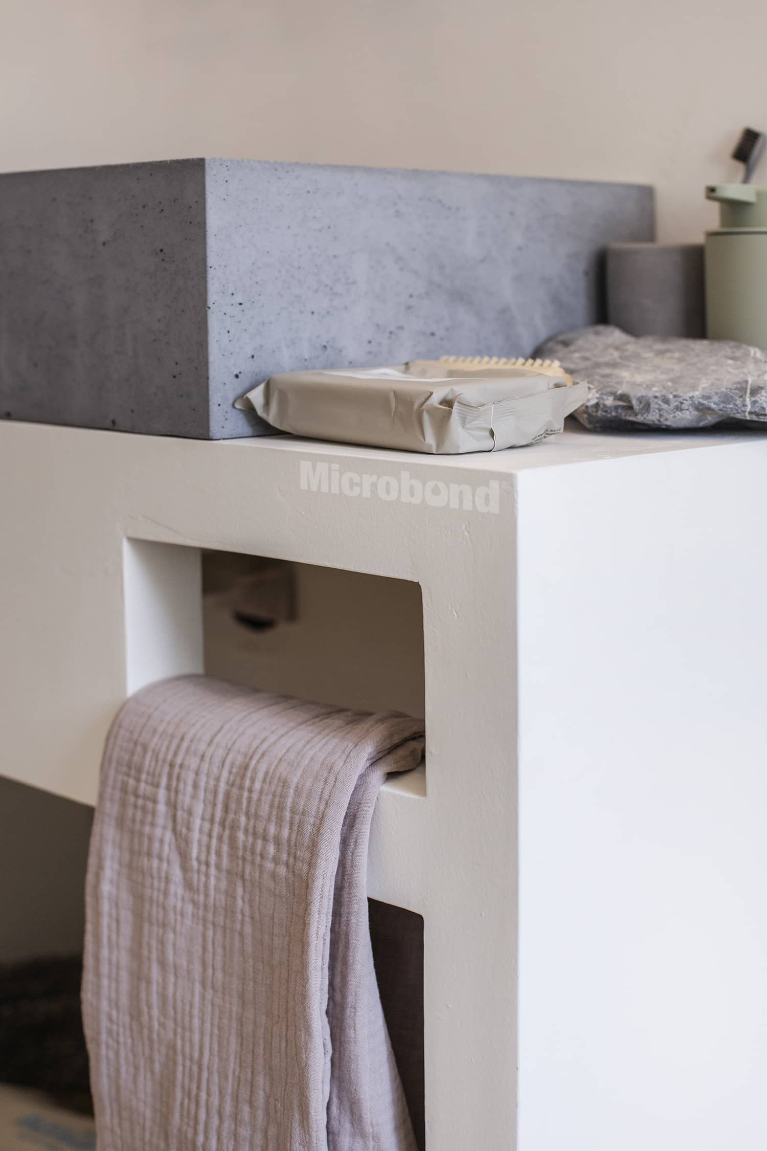 Mobiletto da bagno rivestito con malta decorativa Microbond