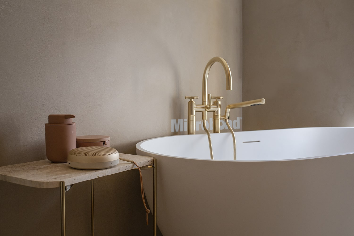 Splendido rivestimento murale per il bagno color sabbia.