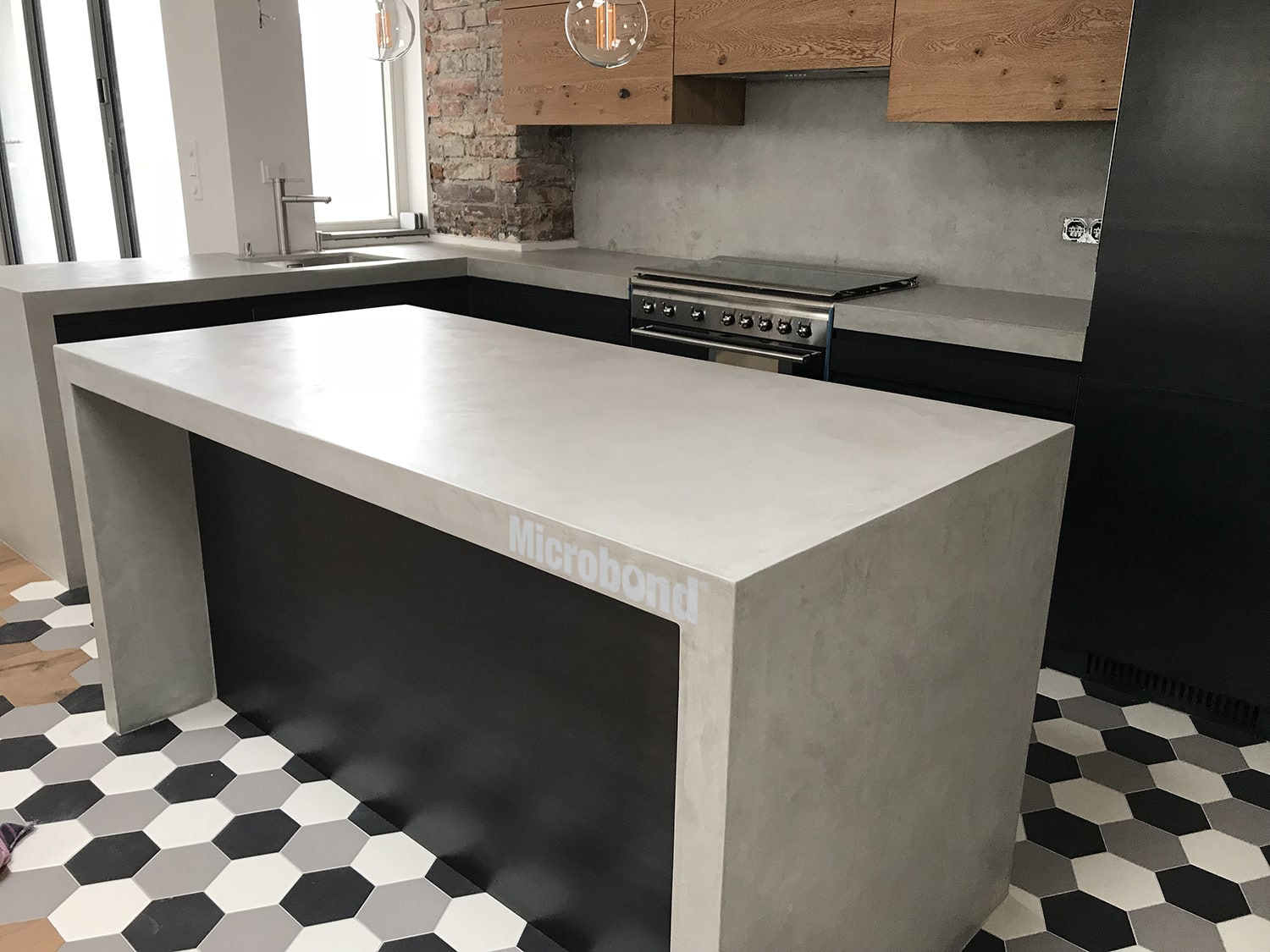 Piano di lavoro della cucina rivestito in microcemento in tinta con il paraschizzi