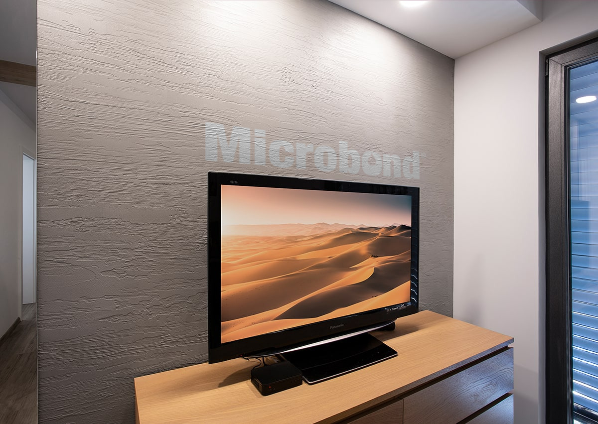 Parete della camera da letto rivestita con Microbond effetto texturizzato.