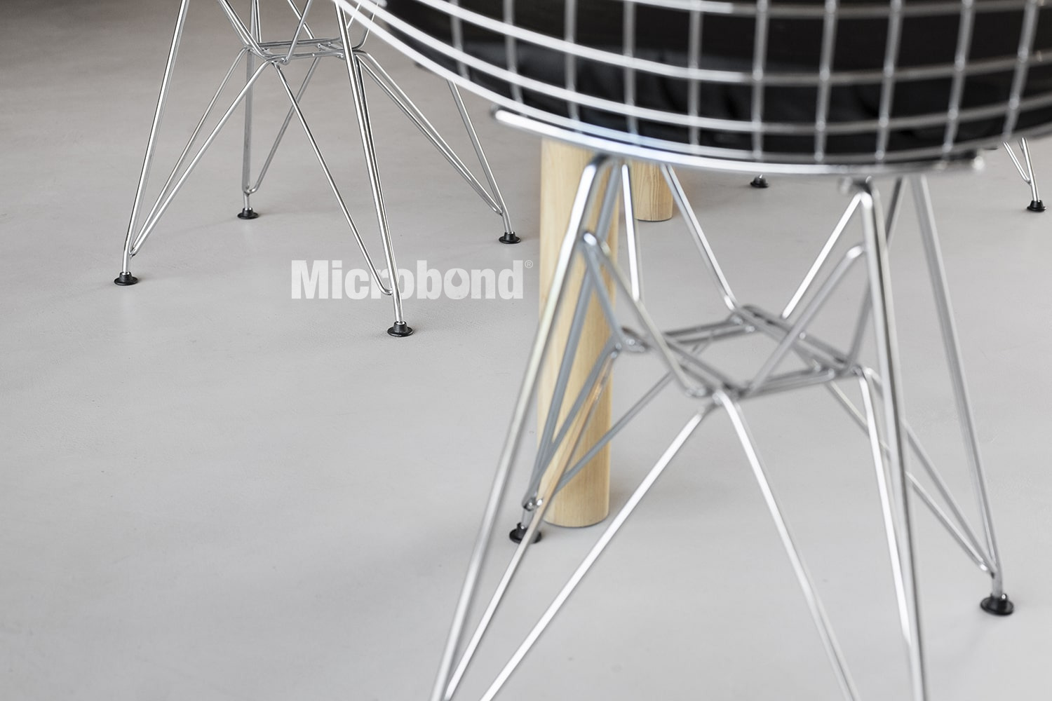 Dettaglio ravvicinato del pavimento rivestito con microcemento Ecobeton Microbond.