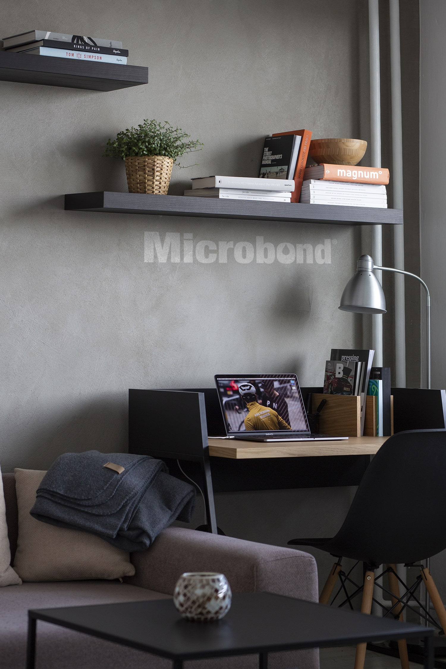 Parete dello studio rivestita con Microbond grigio