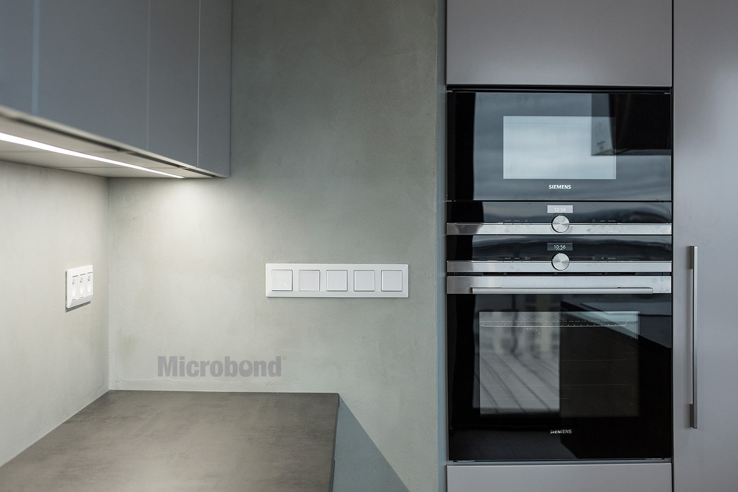Rivestimento paraschizzi e pareti della cucina realizzati con microcemento Ecobeton Microbond.