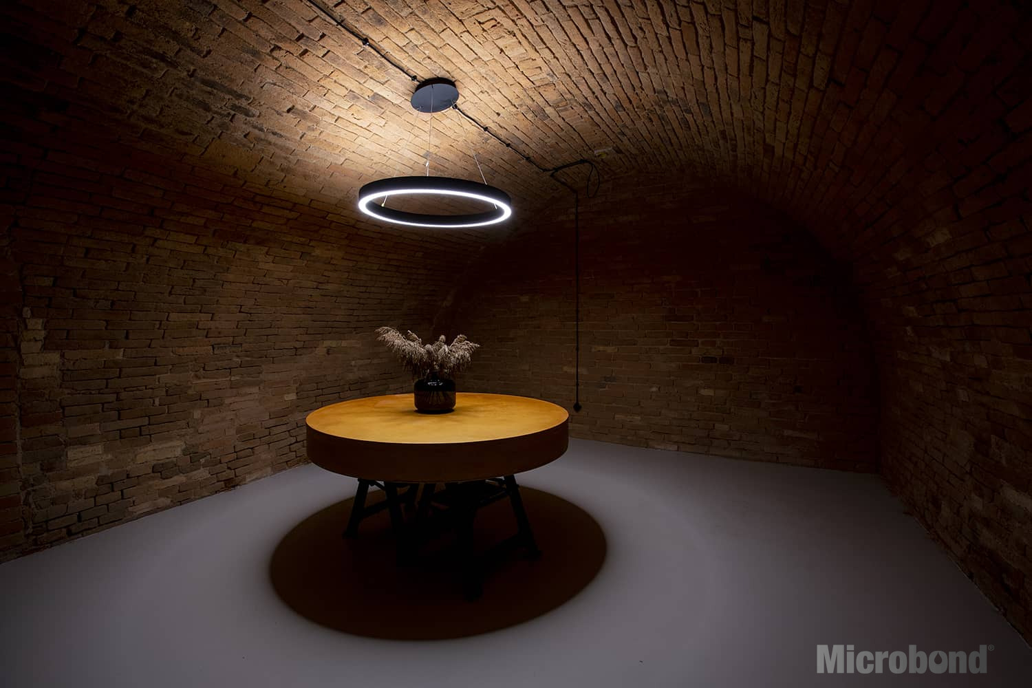 Un elegante restauro di un'antica cantina, con un pavimento in microcemento Microbond liscio e uniforme.