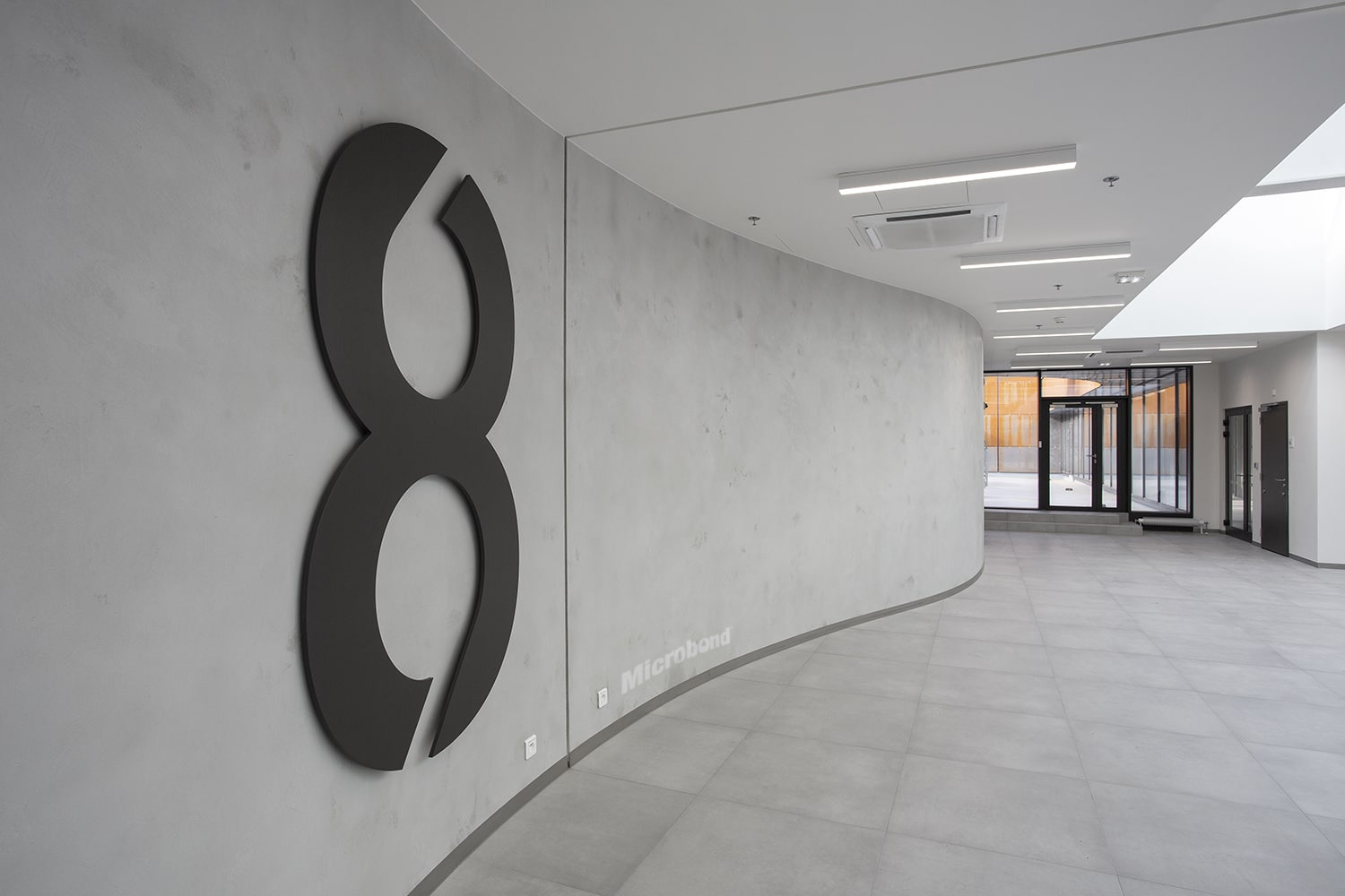 Parete curva di un hotel di lusso decorata con Microbond