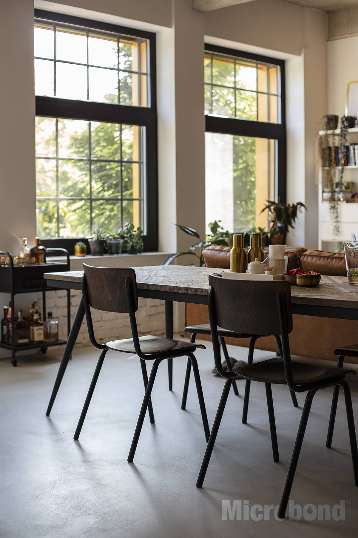 Un elegante restauro di un'antica cantina, con un pavimento in microcemento Microbond liscio e uniforme.