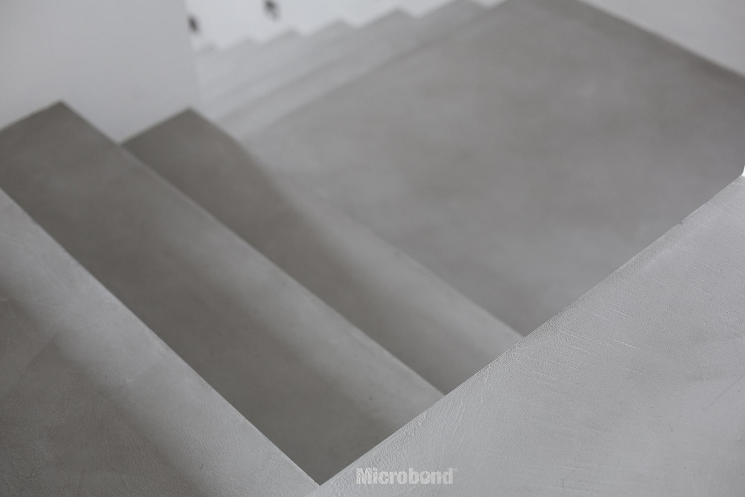 Vista ravvicinata di una scala rivestita in Microbond grigio