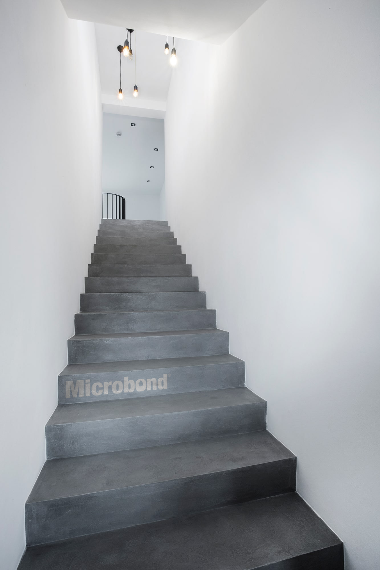 Scala minimalista realizzata con Microbond grigio scuro