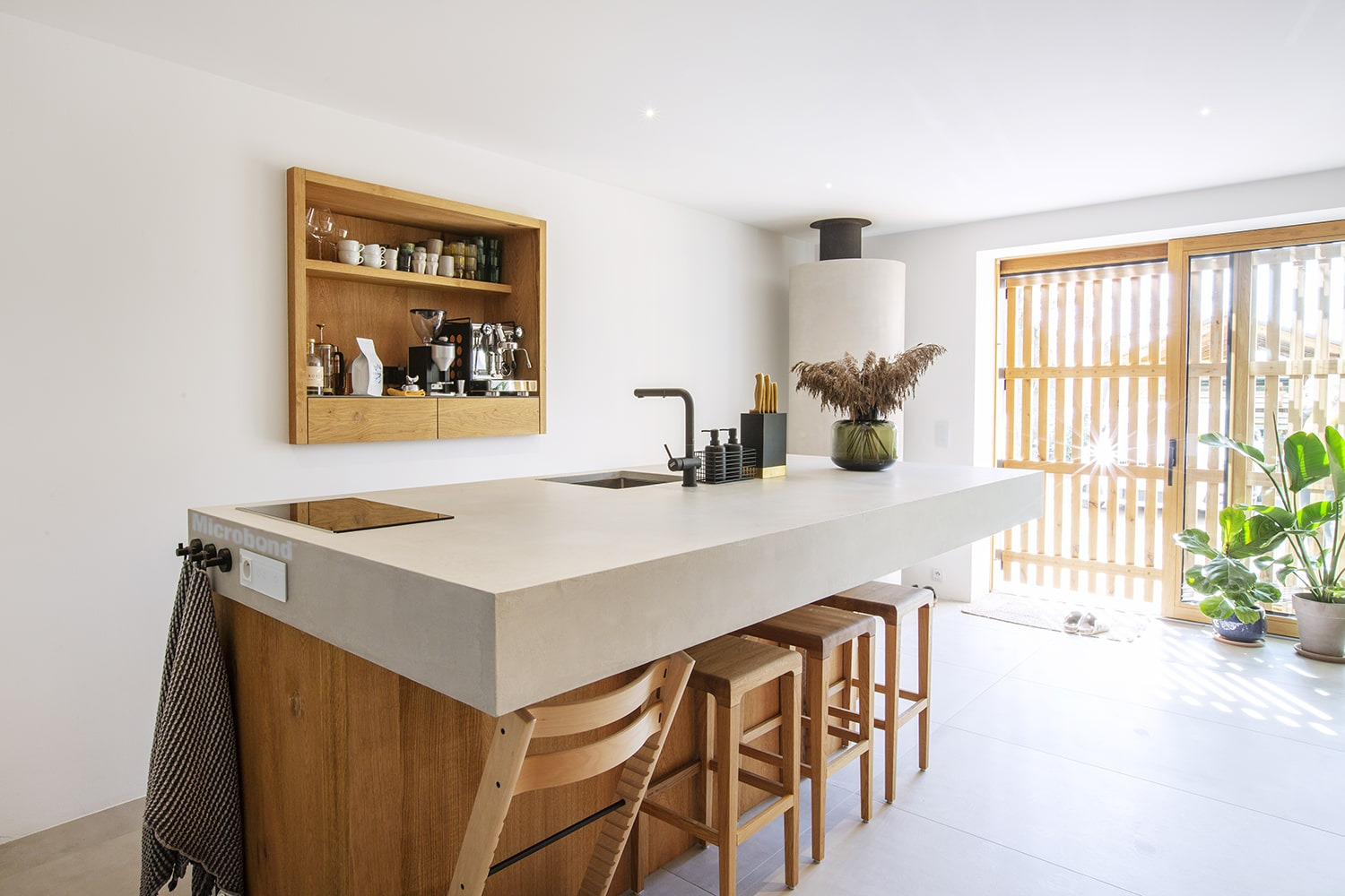 Piano di lavoro con cucina integrata, rifinito con malta decorativa Microbond.