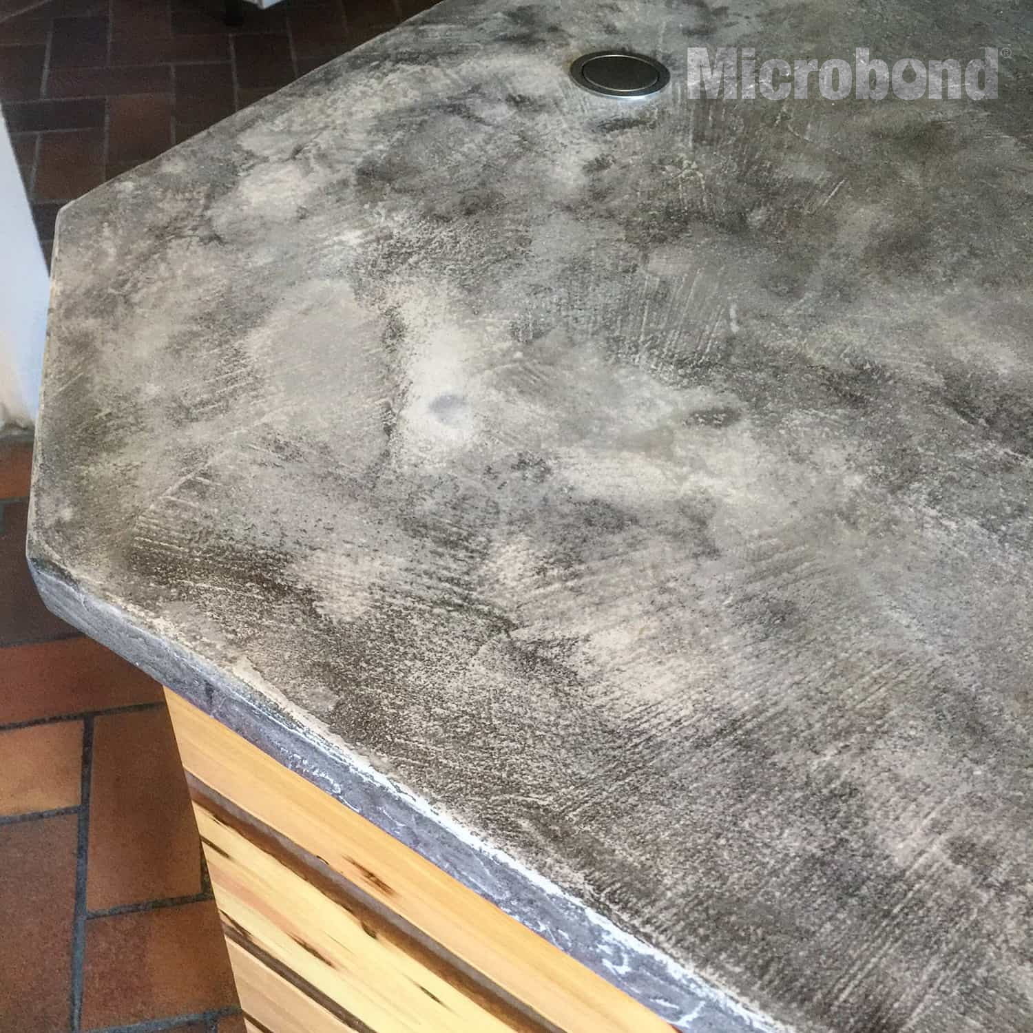 Bancone rivestito con microcemento