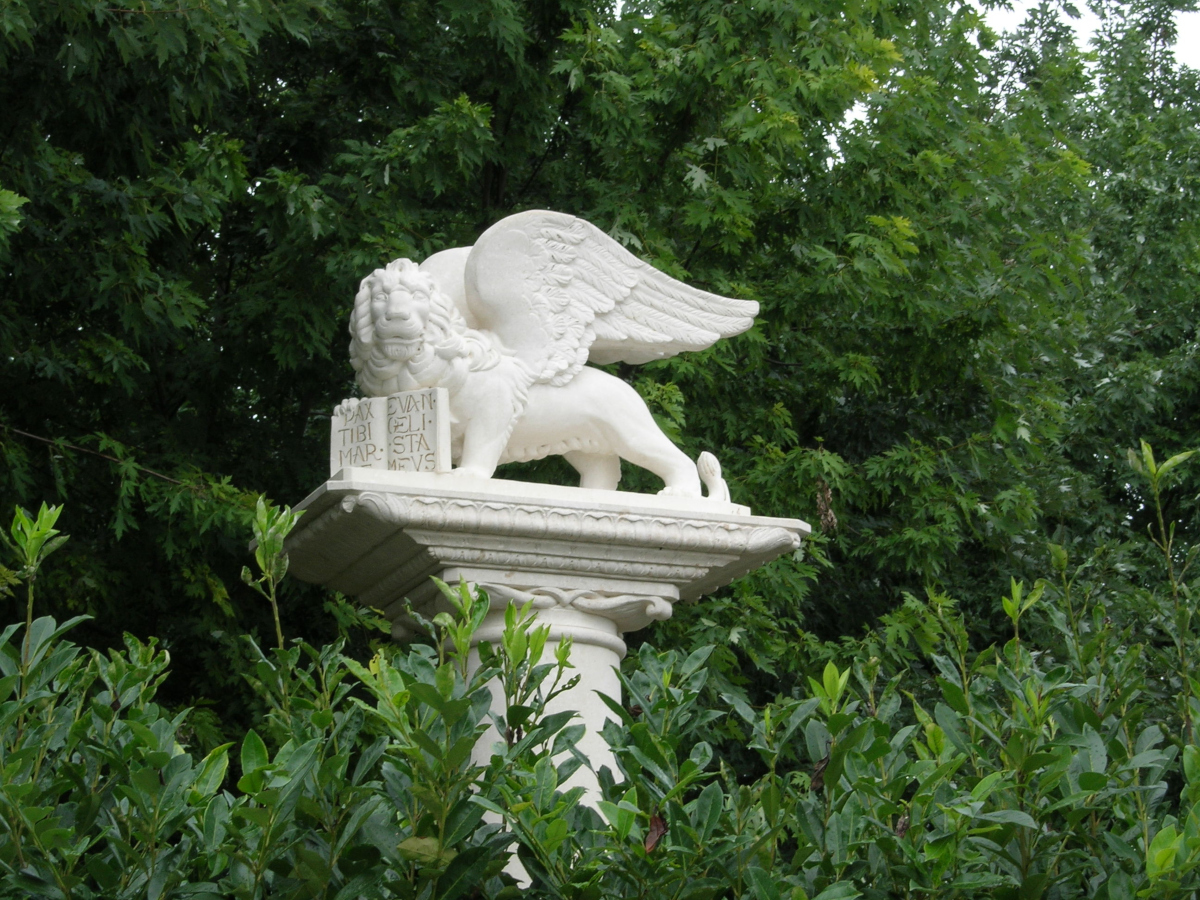 Ecobeton Brickcover su una scultura di pietra