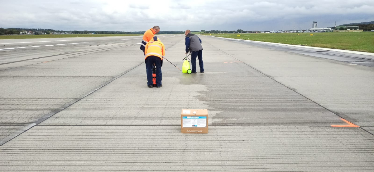 Ecobeton Vetrofluid su pista aeroportuale in cemento