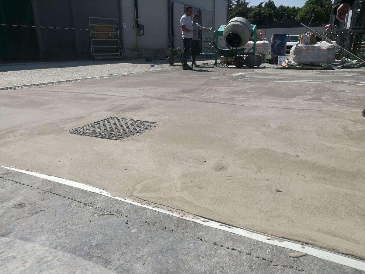 Ecobeton Crono usato per la riparazione di un piazzale di un magazzino
