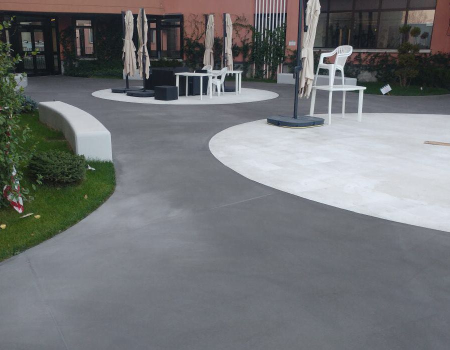 Un cortile rivestito e abbellito da Ercole