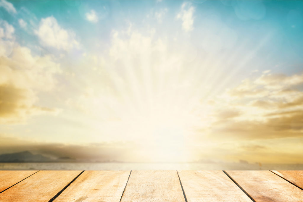 Raggi di sole all'alba su un pavimento di legno