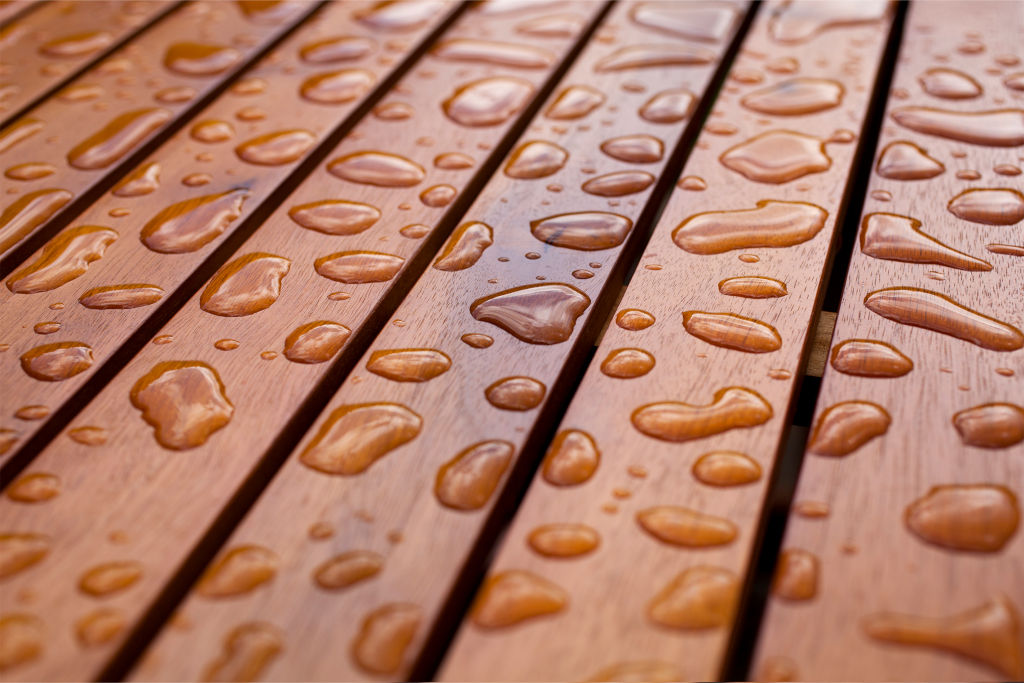 effetto idrorepellente dell'acqua su una terrazza in legno