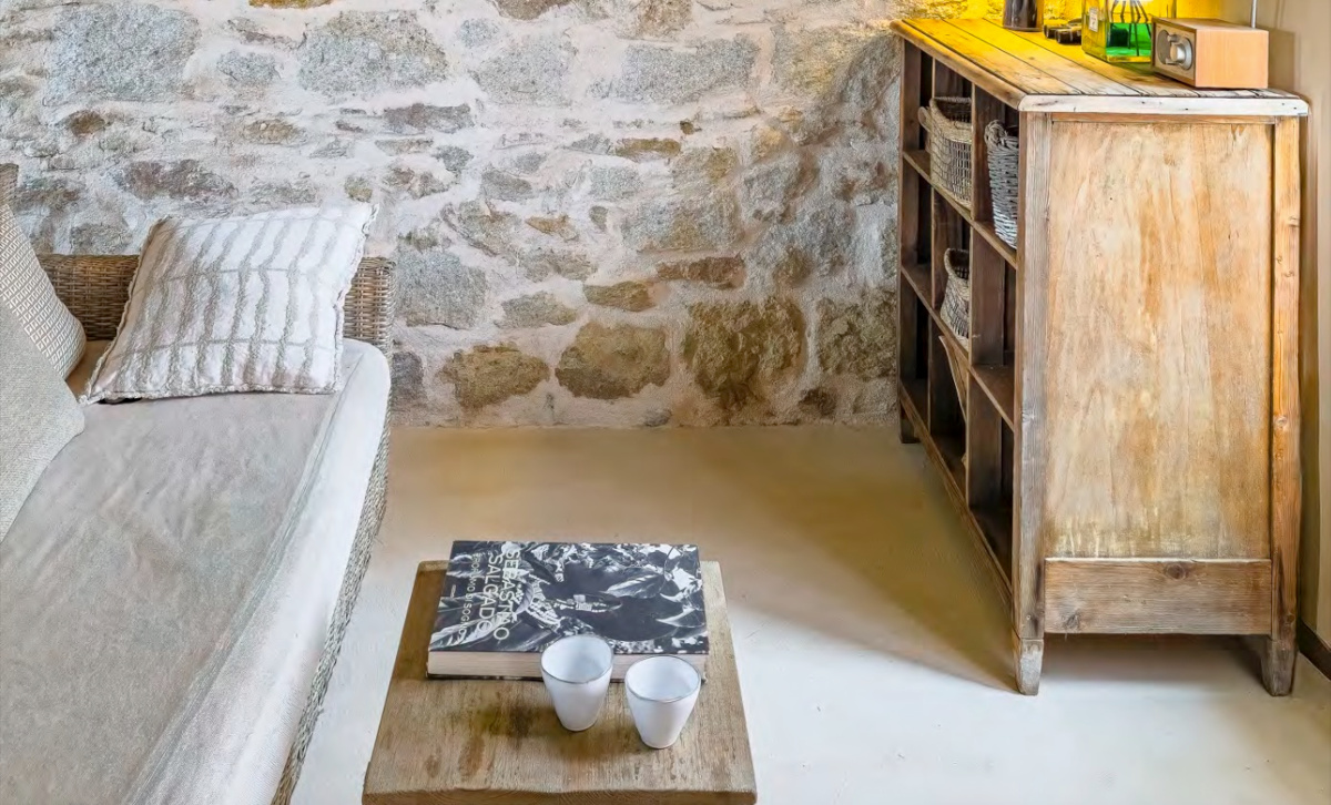 Pavimento in Microbond in una villa rustica sull'isola d'Elba.